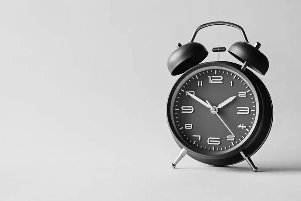 Reloj despertador azul estilo retro con campanas — Foto de Stock