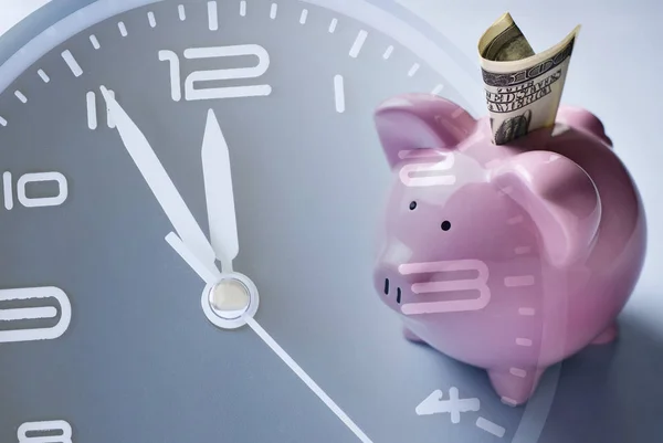 Концепция сбережений или сбережений с розовой копилкой — стоковое фото