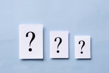 Üç beyaz kart yazdırılan soru işaretleri ile