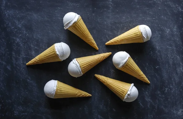 Seis saborosos cones refrescantes de sorvete de baunilha — Fotografia de Stock
