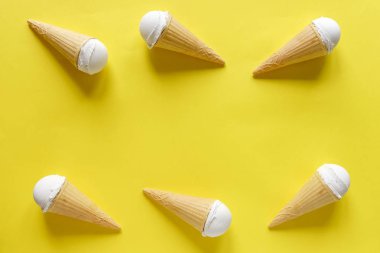 Çift yan kenarlığını vanilyalı dondurma koniler