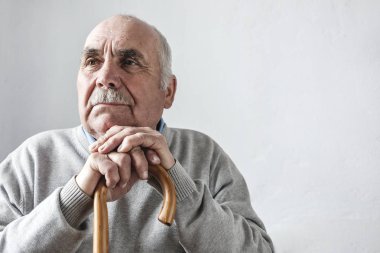 Gri saçlı yaşlı adam bıyıklı düşünme