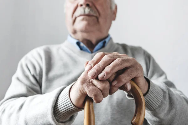 Oudere man met wandelstok — Stockfoto