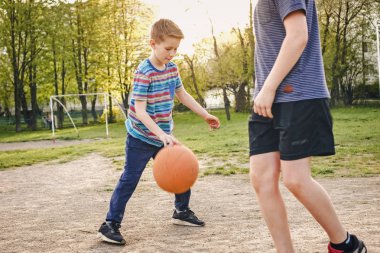 Onların basketbol pratik iki genç erkek