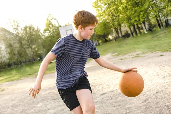 A fiú játszik kosárlabda — Stock Fotó