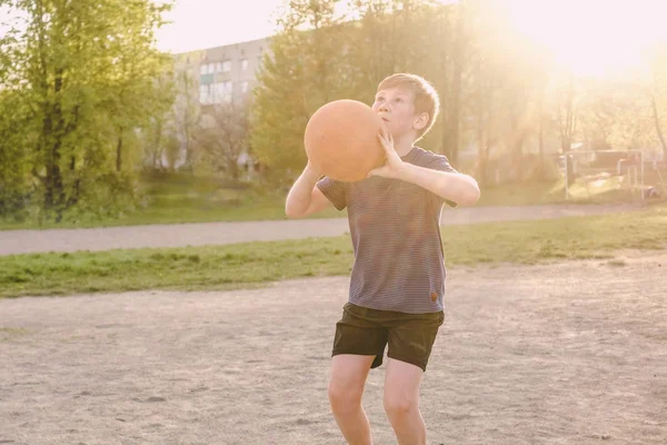 Basketbol oynayan genç çocuk nişan alıyor. — Stok fotoğraf