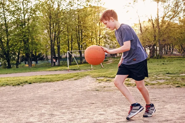 Mutlu genç çocuk onun basketbol pratik — Stok fotoğraf