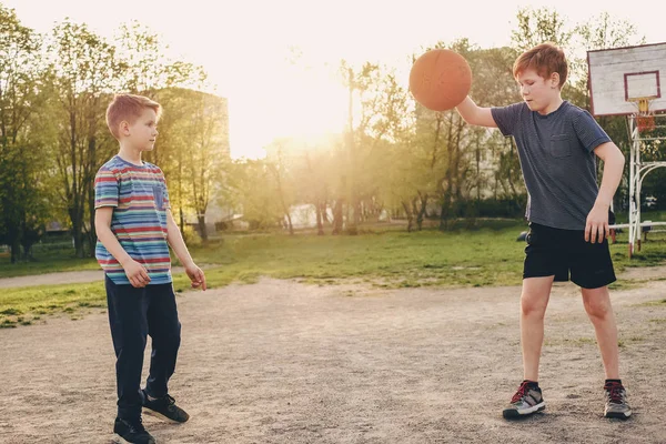 Due giovani ragazzi che praticano le loro abilità di basket — Foto Stock