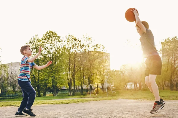 Basketbol becerilerini geliştiren iki genç çocuk — Stok fotoğraf