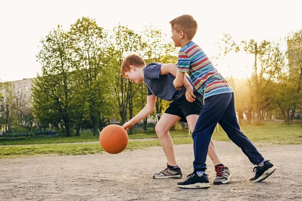 Basketbol oynayan iki mutlu genç çocuk — Stok fotoğraf