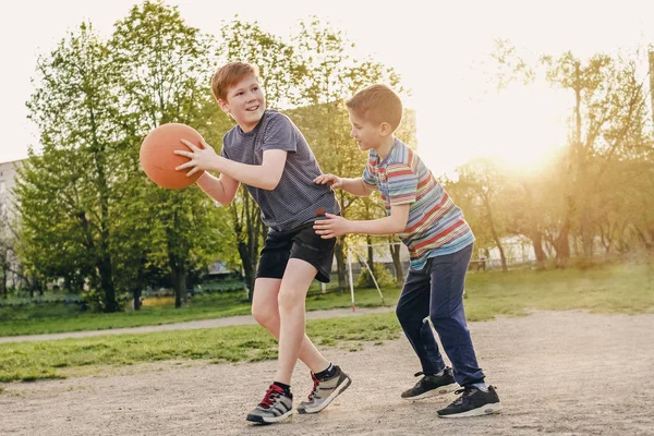 Basketbol oynayan iki mutlu genç çocuk — Stok fotoğraf