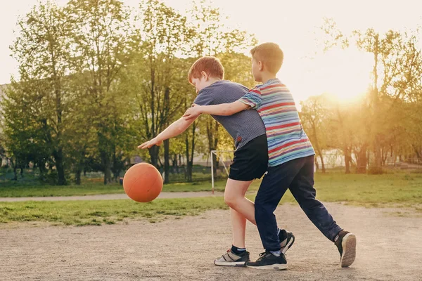 Basketbol oynayan iki mutlu genç çocuk — Stok fotoğraf