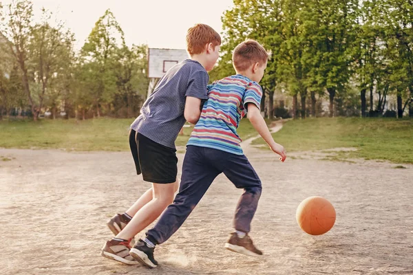 Due ragazzi che inseguono una pallacanestro — Foto Stock