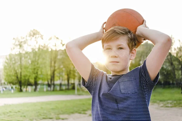 Young boy playing a game of basketball — Stock Photo, Image