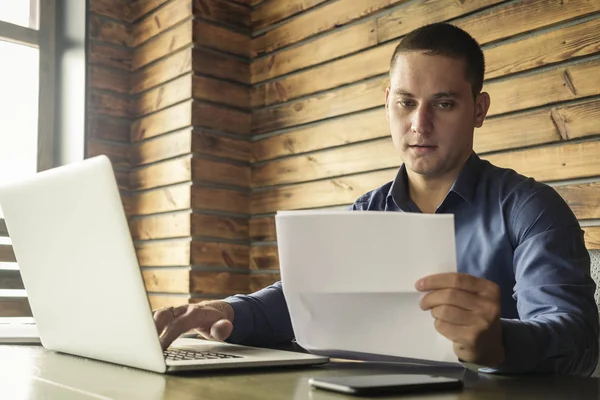 Homme d'affaires concerné lisant un document papier — Photo