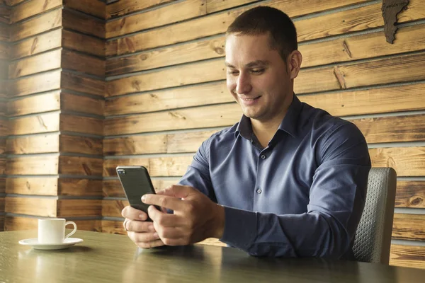 Le jeune homme utilise le téléphone — Photo