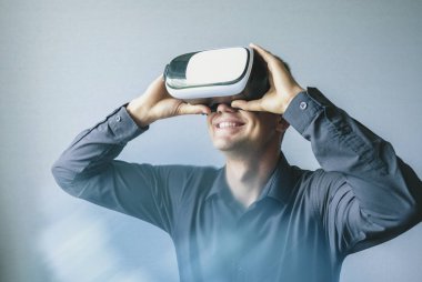 sanal gözlüklü genç adam