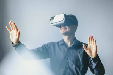 Sanal gerçeklik gözlüğü kullanan gülümseyen adam