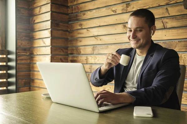 Sonriendo exitoso hombre de negocios bebiendo café — Foto de Stock