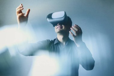 Sanal gerçeklik kulaklık veya gözlük takan adam