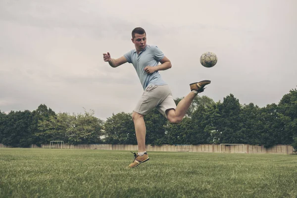 Giovane uomo che pratica le sue abilità di calcio — Foto Stock