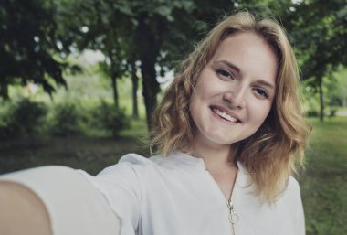 Kolunu kameraya uzatan genç kadın