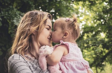 Mutlu genç anne onun bebek kızı öpüşme