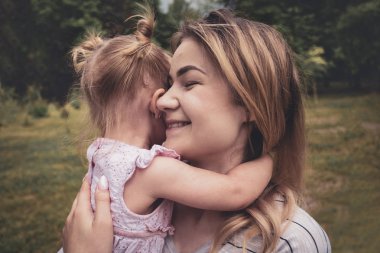 Sevgi dolu anne onun bebek kızı tutarak