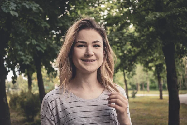 공원에서 행복한 친절한 젊은 금발의 여자 — 스톡 사진