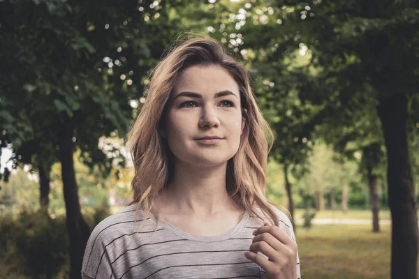 Ragazza premurosa all'aperto in un parco — Foto Stock