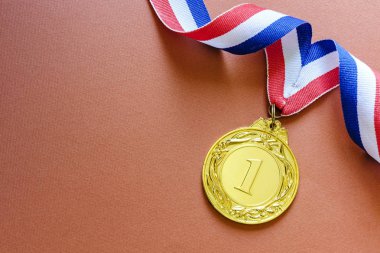 Kırmızı arka planda altın şampiyonluk madalyonu
