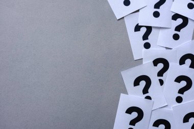 Kağıt üzerindeki yazıcı soru işaretlerinin yan sınırı