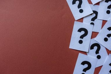 Beyaz kartlara yazdırılan soru işaretlerinin sınırı