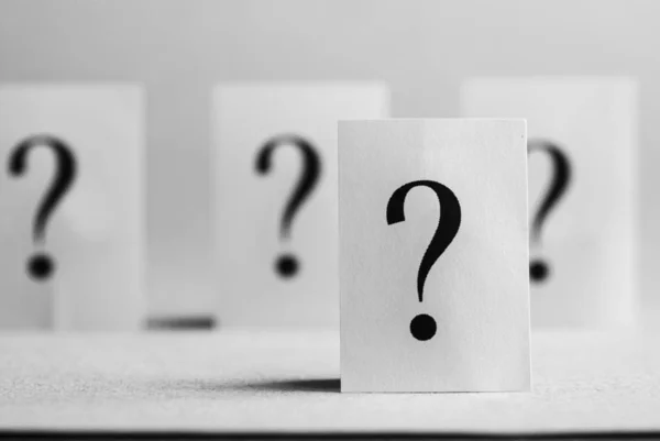 Question mark cards stood on white background — Stock Photo, Image