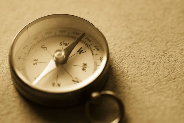 Sepia tonas bild av en magnetisk kompass — Stockfoto