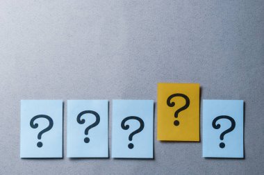 Mavive sarı dört soru işaretleri