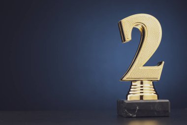 İkincilik kazananlar altın kupa mavi