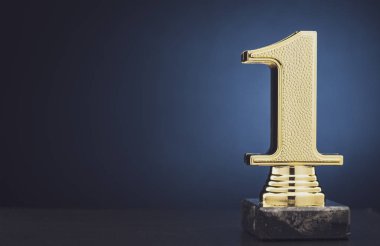 Şampiyon veya kazanan altın kupa mavi