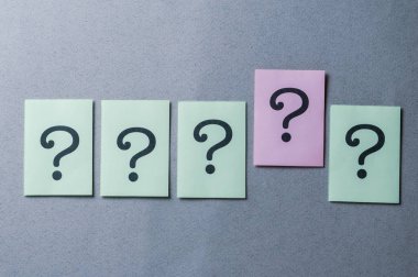 Gri üzerine yazdırılan beş soru işaretisatırı