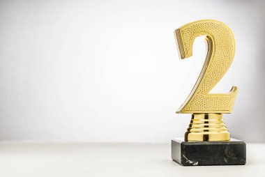 2. sırada kopya alanı ile altın kupa kadar Ikincisi