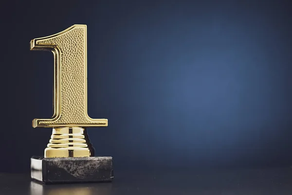 Campeão ou vencedor troféu de ouro sobre azul — Fotografia de Stock