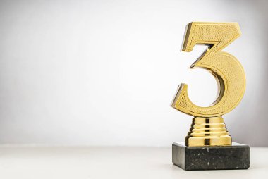 3. yerleştirilmiş koşucu metalik altın kupa