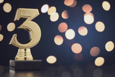 3 numaralı izole altın renkli heykel
