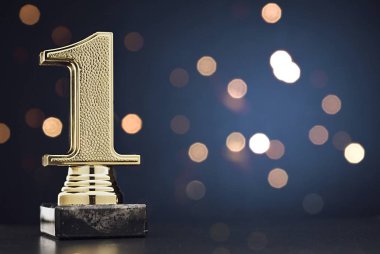 Şampiyon veya kazanan altın kupa mavi