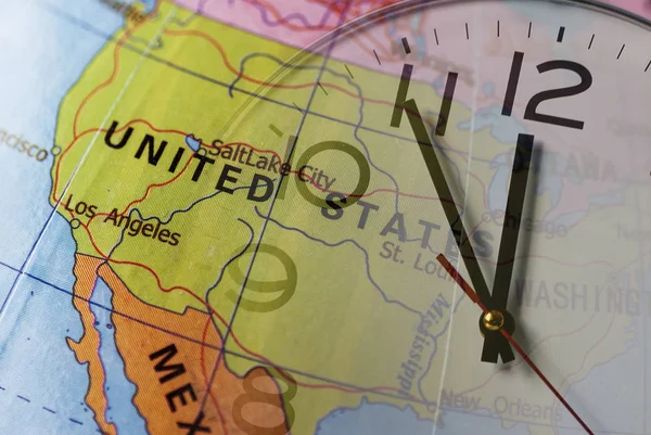 Stati Uniti sulla mappa del mondo e quadrante dell'orologio — Foto Stock