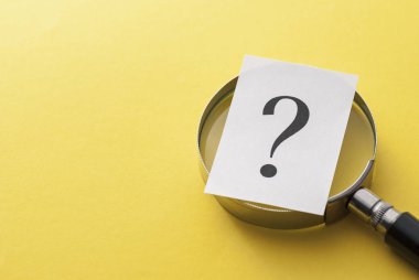 Büyüteç le kaplayan basılı soru işareti