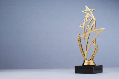 Ödüllendirme için altın üçlü katran şeklinde kupa