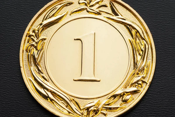 Close-up of a golden medal for the number one — Stock Photo, Image