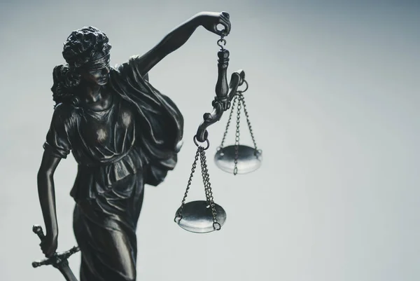 Metallic zilver standbeeld van Justitie Holding Scales — Stockfoto