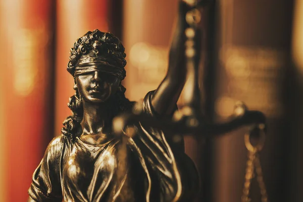 Brass figure of Justice wearing a blindfold — Stock Photo, Image